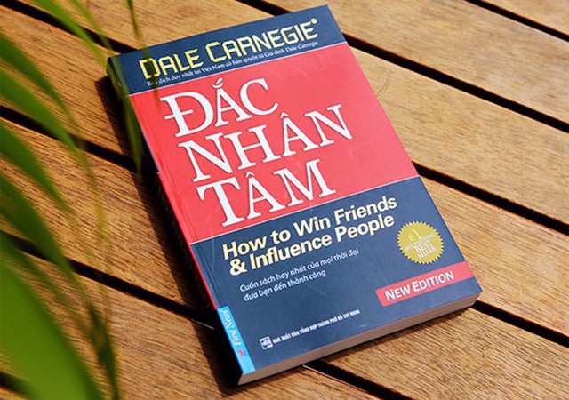 Ông Đặng Lê Nguyên Vũ: Đừng dồn tiền sắm sửa tivi điện thoại, đầu tư vào sách mới là đầu tư khôn ngoan - Ảnh 1. Ông Đặng Lê Nguyên Vũ: Đừng dồn tiền sắm sửa tivi điện thoại, đầu tư vào sách mới là đầu tư khôn ngoan - Ảnh 1.